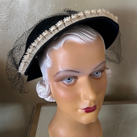 CLASSY 1940s\' BLACK FELT HAT + OPEN CROWN AT BACK, LARGE BOW, WHITE TRIM & VEIL main image 13